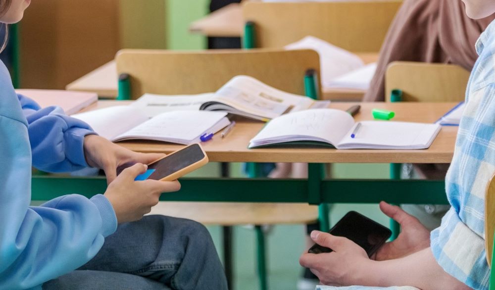 Hyn në fuqi udhëzimi i ri: Ndalohet përdorimi i telefonave në shkolla nga nxënësit dhe mësuesit